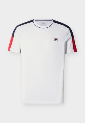 Hvid sports T-shirt med korte ærmer med marineblå og røde paneler på ærmerne, marineblåt kantbånd ved halsen og lille FILA-logo på venstre bryst.