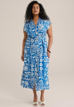 Robe à imprimé floral bleu avec des manches courtes, ceinture à la taille et jupe mi-longue ; elle présente un devant à boutons et une fente discrète.