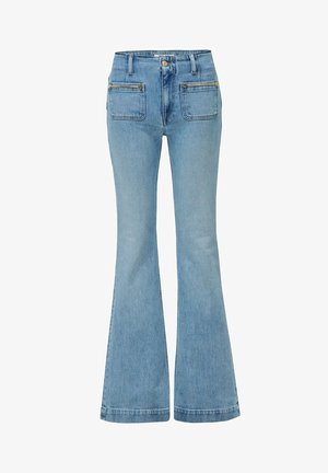 Jeans acampanados de color azul claro, fabricados en denim, que cuentan con dos bolsillos frontales y dos traseros con detalles de cremallera. Ajustados en el muslo y con pierna amplia.