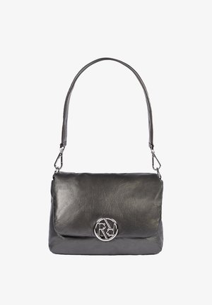 Graue Lederhandtasche mit silbernem Logo-Akzent, Klappverschluss und einem einzelnen Schulterriemen. Glatte Textur und rechteckige Form.