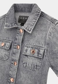 Jeansjacke in hellgrau mit Kragen, zwei Brusttaschen, kupferfarbenen Knöpfen und Stern-Verzierungen aus Strasssteinen.