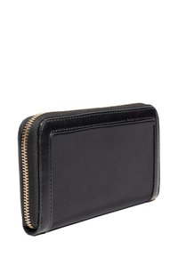 Musta lompakko, jossa on sileä pinta, vetoketjullinen suljin ja kullanväriset vetoketjun osat. Siinä on suorakulmainen muoto ja tasainen profiili.