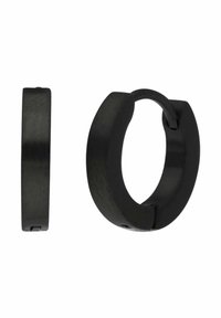 Boucle d'oreille noire en métal avec un profil plat. Elle présente un design sans couture avec une légère courbe ; texture lisse sans motifs.