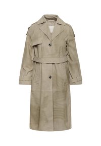 Trench-coat en daim beige avec larges revers, taille ceinturée, fermeture à boutons, détails de poches plaquées et accents de sangles sur les manches et les épaules.