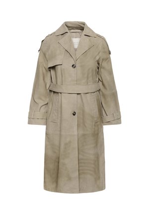 Trench in camoscio beige con ampi risvolti, vita con cintura, chiusura con bottoni, tasche con patta e dettagli con cinturini su maniche e spalle.