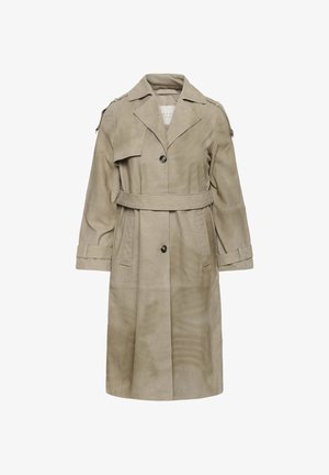 Trench in camoscio beige con ampi risvolti, vita con cintura, chiusura con bottoni, tasche con patta e dettagli con cinturini su maniche e spalle.