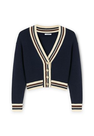 Cardigan en tricot bleu marine avec des bordures rayées crème, marron et noir, en col en V, à manches longues, de longueur cropped, et quatre boutons à l'avant.