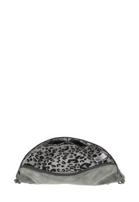 Borsa a busta in suede grigio con forma arrotondata, chiusura con zip e interni con motivo a stampa leopardo nera.