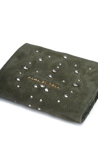 Zielony zamszowy portfel z misternym haftem i srebrnymi ćwiekami, z złotym tłoczonym logo. Kompaktowy prostokątny kształt, miękka tekstura.
