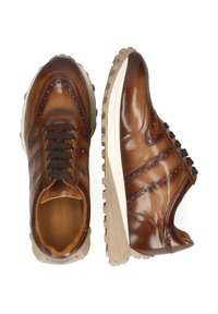 Brązowe skórzane tenisówki z ażurowym wzorem, z teksturowanymi akcentami, sznurowanym zapięciem oraz solidną beżową gumową podeszwą.