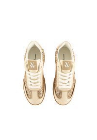 Zapatillas beige con acentos de purpurina dorada, cordones blancos y un parche con el logotipo en la lengüeta. Cuero liso y detalles de purpurina texturizada.