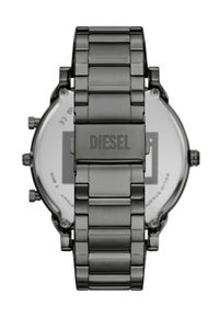 Orologio in acciaio inossidabile nero con finitura spazzolata, bold collegamenti metallici e logo "DIESEL" in rilievo sulla chiusura; cassa rotonda con movimenti visibili.