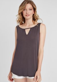 Ärmelloses graues Oberteil mit einem runden Ausschnitt und einem kleinen Schlüssellochdetail an der Vorderseite; aus weichem, fließendem Stoff mit entspanntem Schnitt.