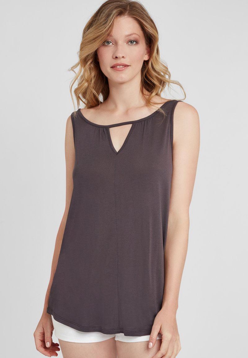 Ärmelloses graues Oberteil mit einem runden Ausschnitt und einem kleinen Schlüssellochdetail an der Vorderseite; aus weichem, fließendem Stoff mit entspanntem Schnitt.