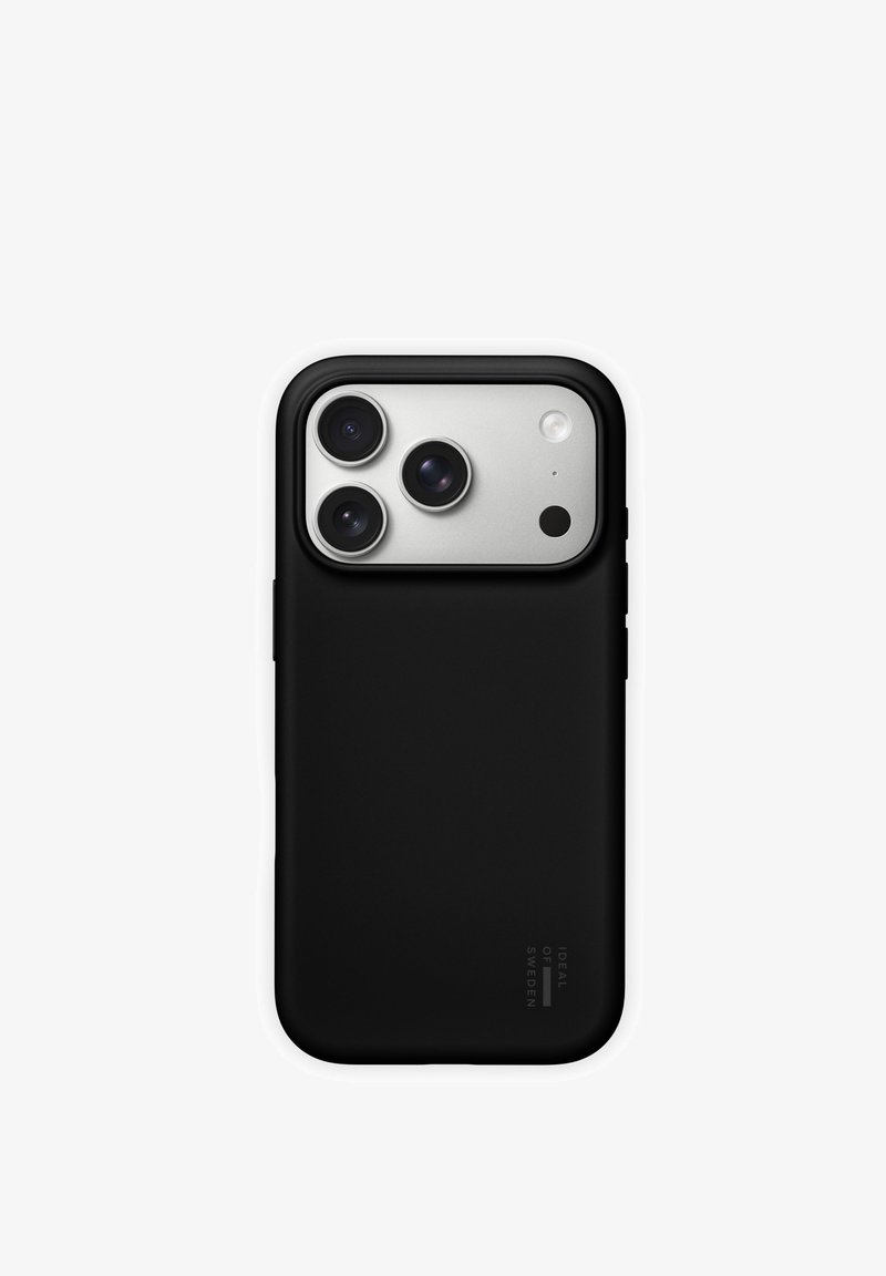 Czarne etui na telefon o matowym wykończeniu, zaprojektowane tak, aby dopasować się do konturów urządzenia, z srebrnym obszarem na obiektywy trzech aparatów oraz teksturowanym bokiem.