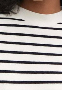 Tessuto bianco con strisce orizzontali blu navy. Texture liscia, design a girocollo, caratterizzato da strisce equidistanti e una vestibilità classica.
