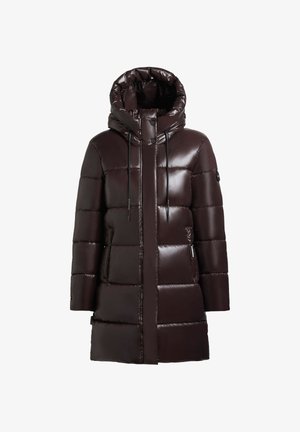 Abrigo acolchado marrón con un acabado brillante, que cuenta con capucha, cierre frontal y dos bolsillos. El diseño incluye secciones acolchadas en horizontal.