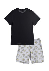 Schwarzes T-Shirt mit kurzen Ärmeln in Kombination mit grauen Shorts, die ein Muster aus Fledermäusen und Mond zeigen, hergestellt aus weichem, atmungsaktivem Stoff.