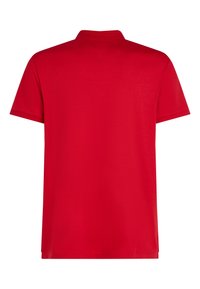 Κόκκινο πόλο με κοντά μανίκια που διαθέτει κλασικό γιακά, ομαλή υφή και απλό σχέδιο. Δεν υπάρχουν σχέδια ή επιπλέον διακοσμητικά στοιχεία.