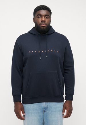 Donkerblauwe hoodie met een kangoeroezak, een capuchon met trekkoord en oranje logo tekst "JACK & JONES" over de borst. Van katoenmix stof.