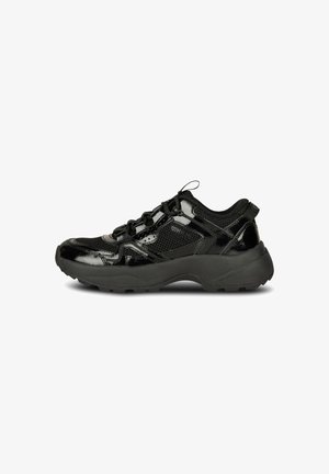 Chaussures de sport noires avec une finition en vernis brillant, des panneaux en maille respirante, une épaisse semelle extérieure noire et des lacets élastiques pour un ajustement sécurisé.