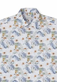 Wit overhemd met body fit-label, versierd met een beiger, blauw en groen bloemen- en bladmotief over de stof.