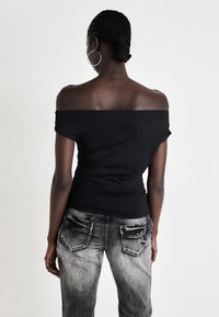 Thumbnail Image 4