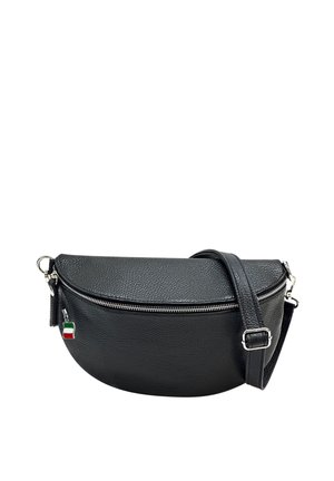 Zwarte textuurleren crossbodytas met zilveren ritssluiting en verstelbare band, voorzien van een klein ritslipje met de Italiaanse vlag.