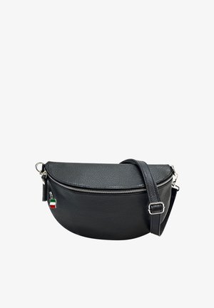 Sac bandoulière en cuir noir texturé avec une fermeture éclair argentée et une bandoulière ajustable, doté d'un petit tire-zip drapeau italien.
