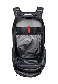 Schwarzer Rucksack mit grauem Innenraum, mehreren Fächern und einem roten Akzentriemen. Verfügt über gepolsterte Träger und einen Reißverschlussverschluss.