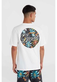 Witte katoenen t-shirt met een cirkelvormige, bloemige graphic in levendige kleuren op de achterkant, met "O'Neill" geschreven in een vet scriptlettertype.