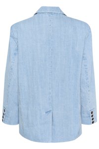 Veste en denim bleu clair avec une coupe ajustée, un col à revers et des manches longues. Présente des accents de boutons sur les poignets et un détail de fente au dos.