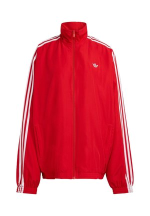 Rode trackjack met een gladde stof, uitgerust met een hoge kraag, een rits aan de voorkant en witte strepen langs de mouwen. Klein logo op de borst.