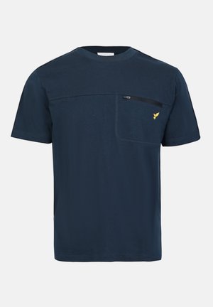 Mørkeblå t-skjorte laget av bomull, med en brystlomme med glidelås og en liten gul logo på venstre bryst. Rund halsdesign.