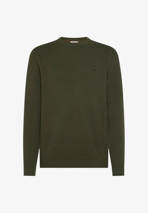 Maglione a maglia verde scuro con texture, maniche lunghe, collo rotondo, polsini e orlo a coste, e un piccolo logo nero sul lato sinistro del petto.