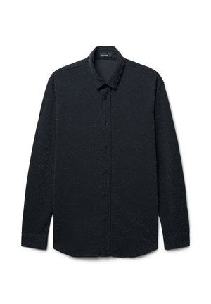 Chemise noire à manches longues avec une légère texture mouchetée, fermeture à boutons sur le devant, col et poignets ; fabriquée dans un tissu doux.