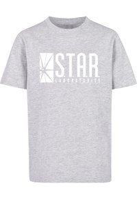 Šedé bavlněné tričko s krátkým rukávem, na kterém je bílý grafický logo s nápisem "STAR LABORATORIES" přes hruď. Jednoduchý design.
