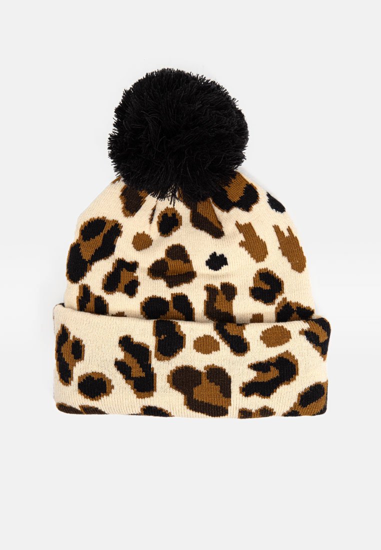 Berretto lavorato a maglia in crema con un design a stampa leopardata nera e marrone, coronato da un morbido pompon nero. Presenta un bordo ripiegato.