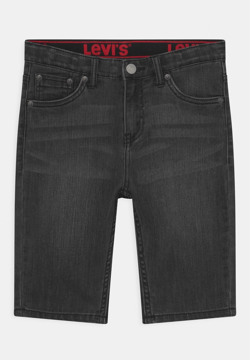 Schwarze Denim-Shorts mit geradem Schnitt, ausgestattet mit fünf Taschen, Metallbeschlägen und einem roten Logobund. Dezente Textur, in mittlerer Oberschenkel-Länge.