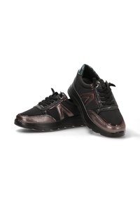 Zapatillas negras y de bronce metálico con un upper de malla y sintético, diseño de cordones y acentos texturizados en los lados y la lengüeta.