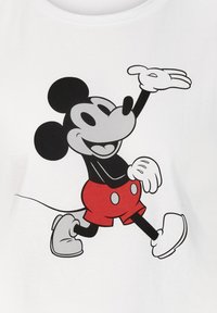 Camiseta blanca con un ratón de dibujos animados con grandes orejas, cuerpo negro, pantalones cortos rojos con botones y guantes blancos, posando con una mano levantada.