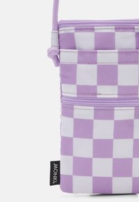 Bustina in tessuto a scacchi viola e bianco con tasca con zip e tracolla in corda intrecciata, dotata di un'etichetta nera del marchio Monki.