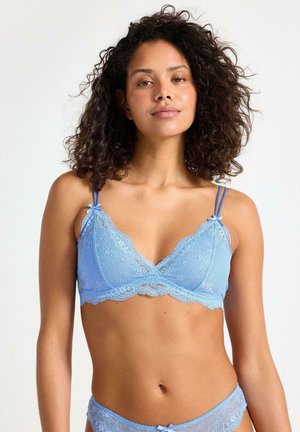 Vaaleansininen pitsinen bralette, jossa on säädettävät esit, aaltoilevat reunat ja kukkakuosiset yksityiskohdat; pehmeä rakenne ja herkkä nauhaaksentti.