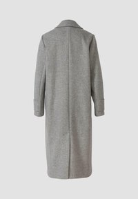 Lungo cappotto grigio in misto lana testurizzato, con colletto a rever, maniche lunghe e silhouette dritta con uno spacco sul retro.