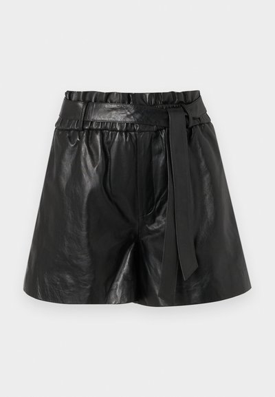 Pantaloni corti in pelle nera con una vasta vita elastica, cintura in tessuto e una texture liscia e lucida. Presentano una vestibilità ampia e dettagli minimi.