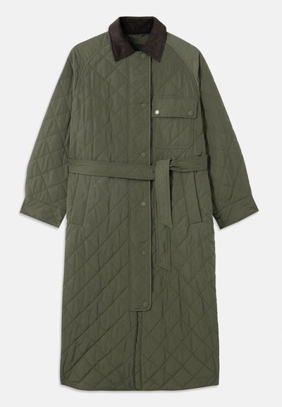 Manteau long matelassé en olive avec un col en velours côtelé marron, une poche avant, des boutons-pression et une taille ceinturée.