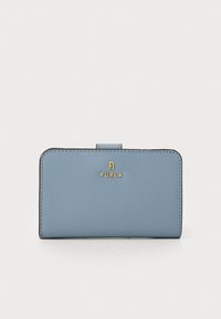 Portefeuille en cuir texturé bleu clair avec le logo "FURLA" doré, bords arrondis et fermeture à clip. Forme rectangulaire compacte.