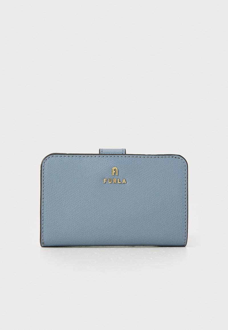 Portefeuille en cuir texturé bleu clair avec le logo "FURLA" doré, bords arrondis et fermeture à clip. Forme rectangulaire compacte.