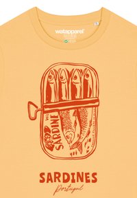 Gele katoenen T-shirt met een rode grafische afbeelding van een sardineblik, voorzien van de tekst "SARDINES Portugal" en vissenillustraties.