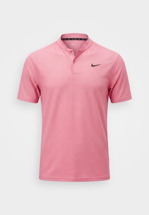 Polo rosa para hombre de Nike con mangas cortas, tapeta con dos botones y logo negro de Nike swoosh en el pecho.